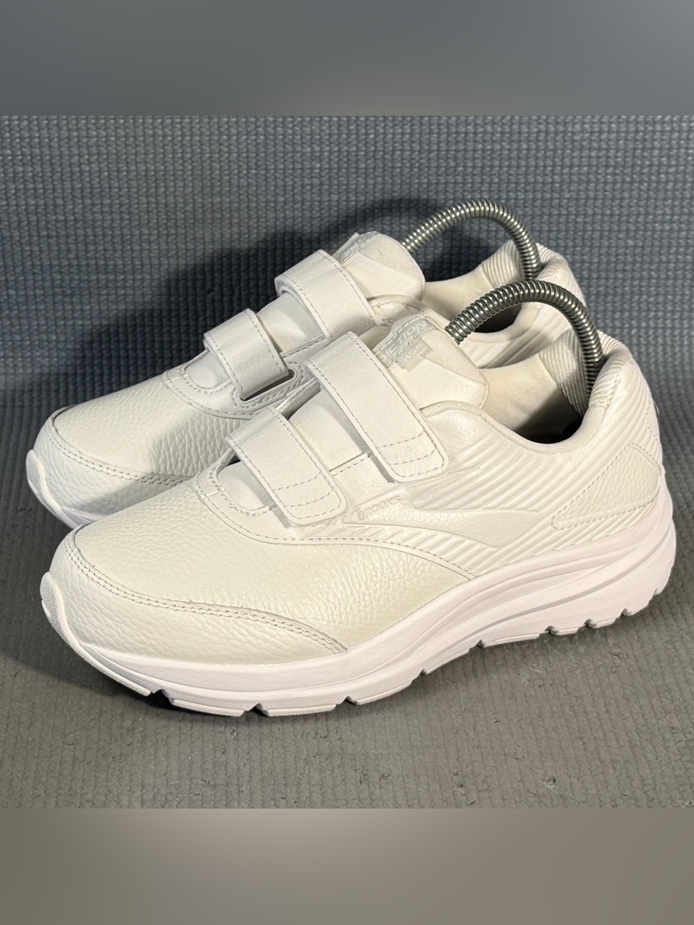 Brooks Addiction Walker V-Strap 2 White Sneakers Women’s Size 7